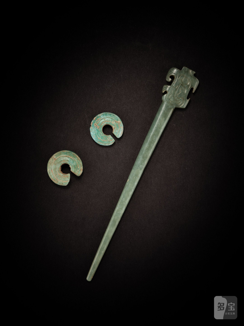 新石器時代　綠松石玦一對 | A PAIR OF TURQUOISE JUE EARRINGS AND A BIRD-HEAD JADE HAIRPIN